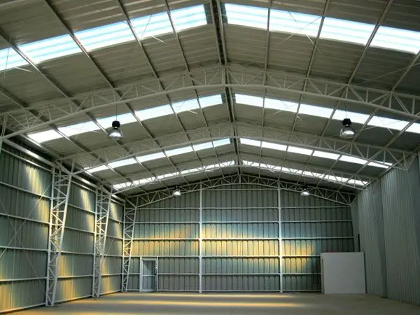 Barracão 4.000 m² (fraciona 2.400 m²) — em construção